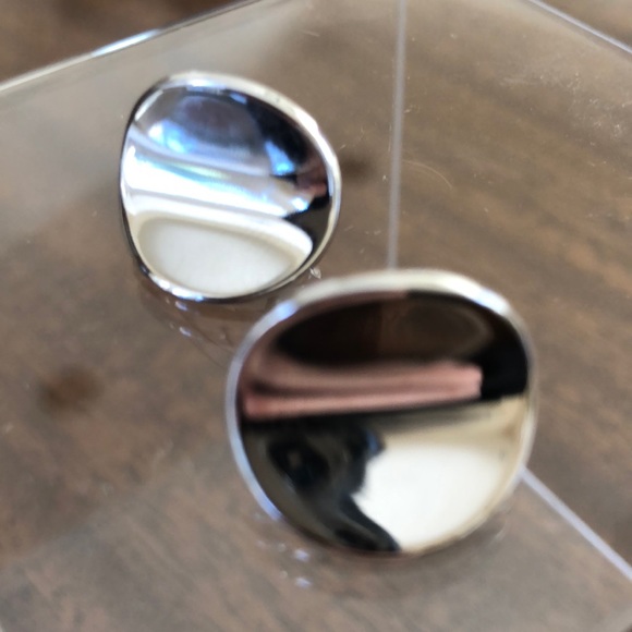 Vintage Avon curved disc pierced earrings silver tone - Picture 4 of 16